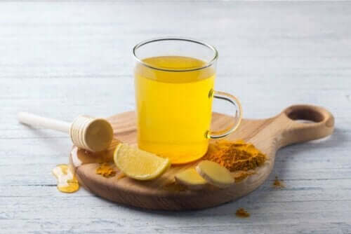 Tisane met kurkuma en citroen