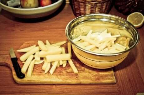 Zelfgemaakte friet in een metalen kom