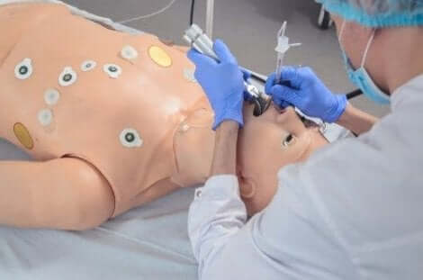 Arts die intubatie op een pop oefent