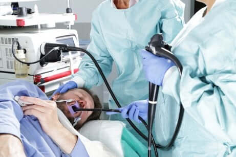 Artsen die een endoscopie uitvoeren