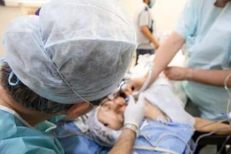 Artsen die intubatie uitvoeren