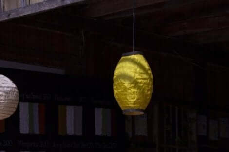Decoratieve lantaarns van papieren zakken