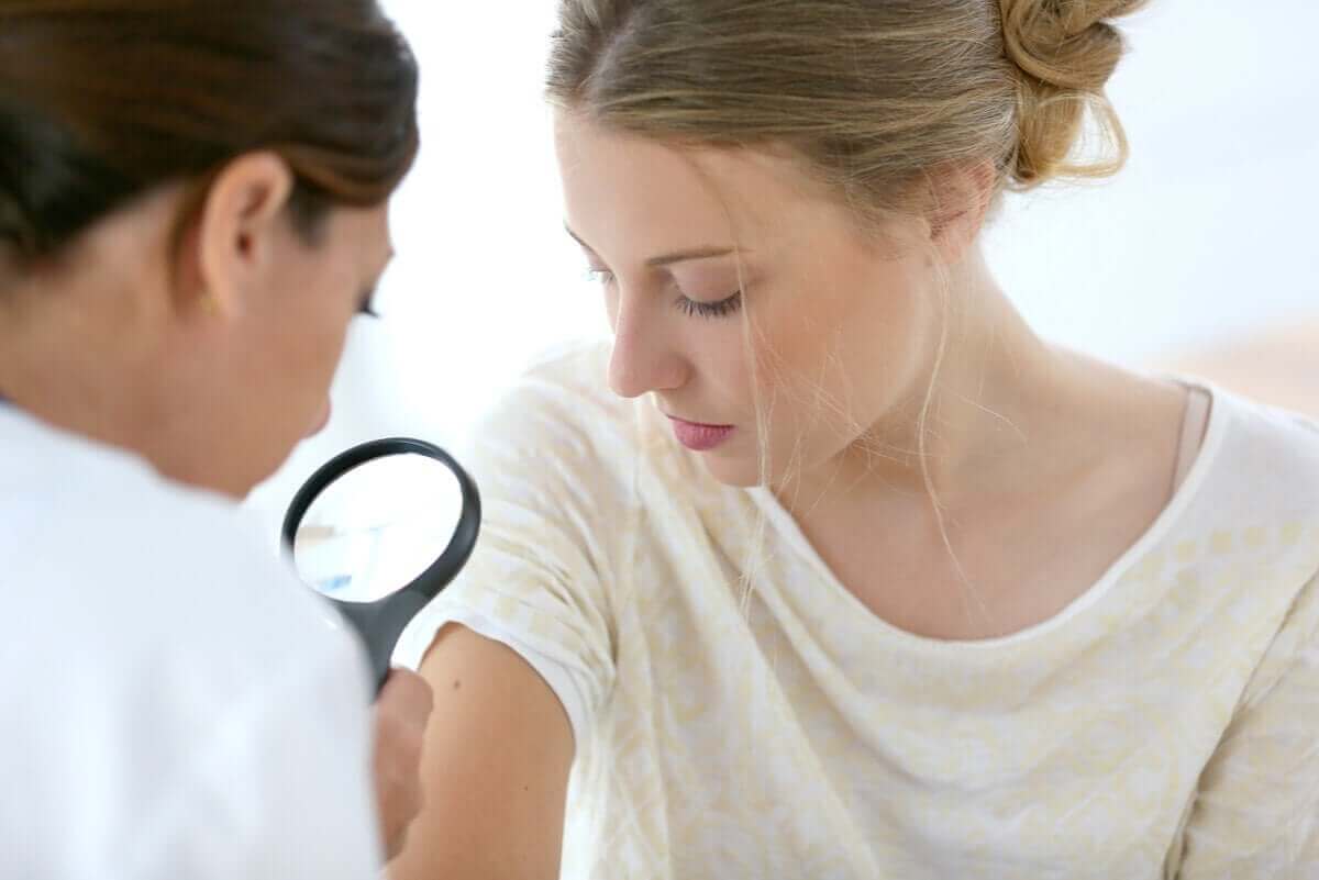 Dermatoloog onderzoekt huid