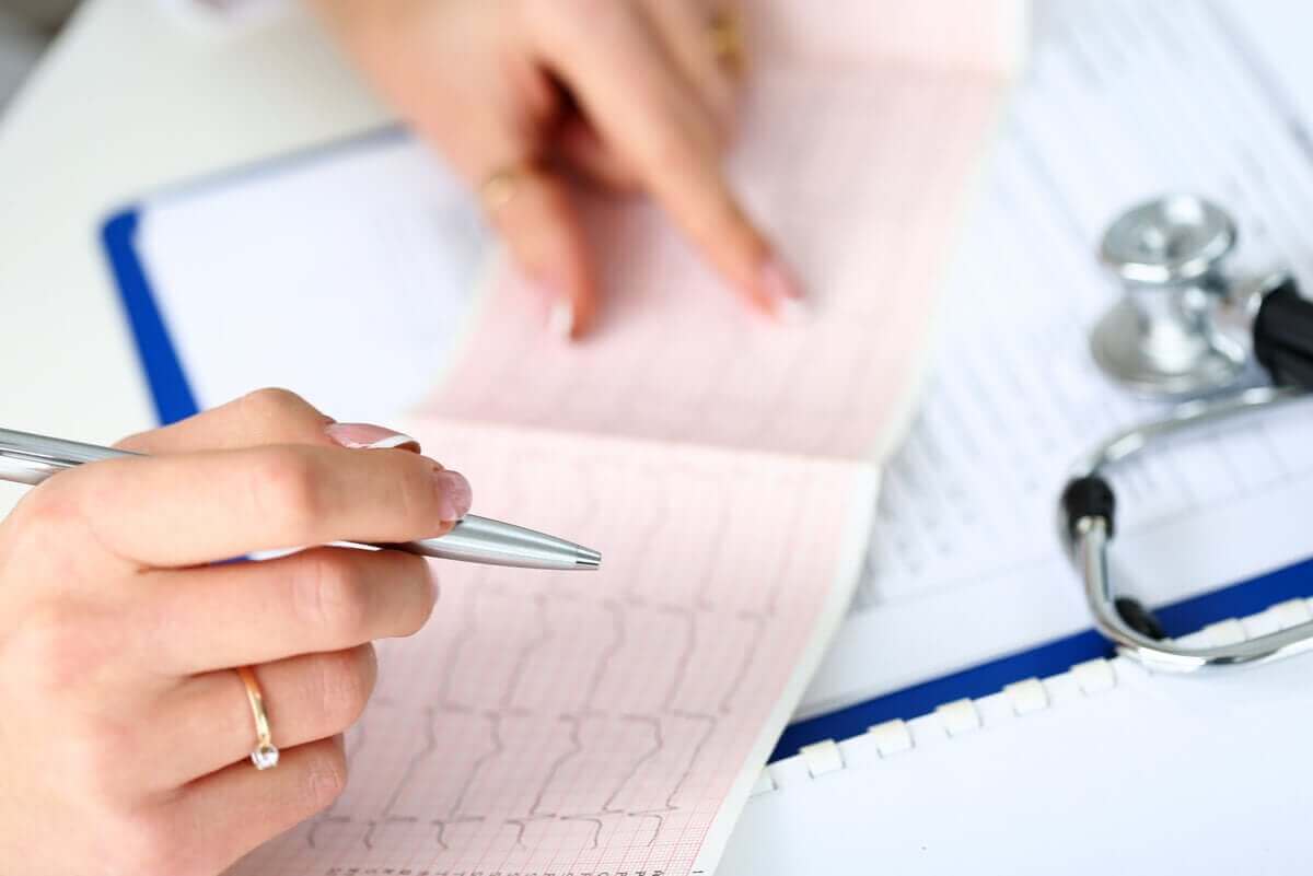 Arts leest een ECG