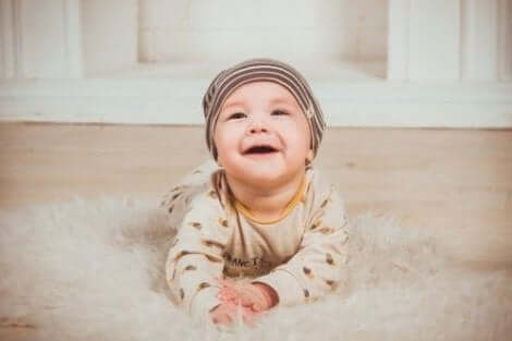 Een baby die op het tapijt kruipt
