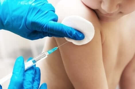 Een kind dat een vaccin krijgt