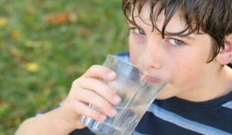 Een kind dat water drinkt
