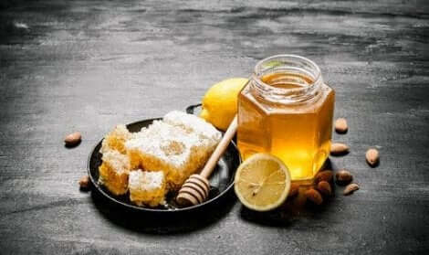 Een natuurlijk middel tegen griep van honing en citroen