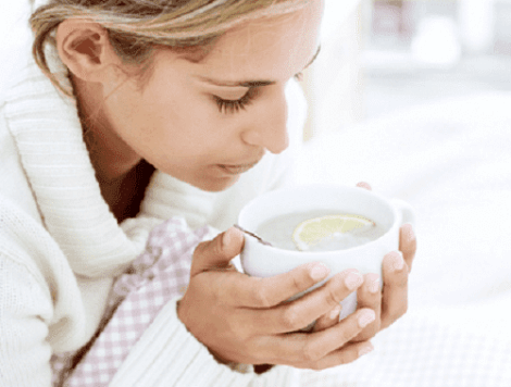 Een vrouw die een kopje thee drinkt