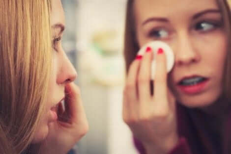 Een vrouw die haar make-up verwijdert