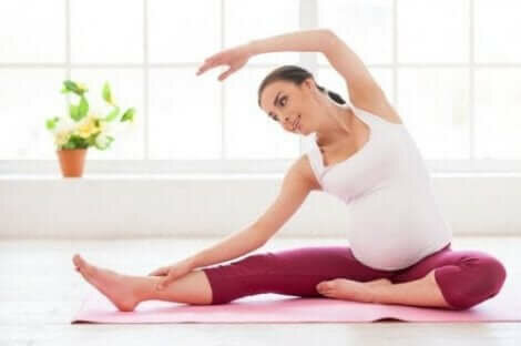 Een zwangere vrouw doet een yogapose