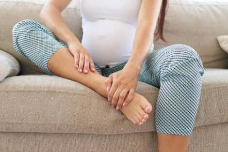 Een zwangere vrouw met gezwollen voeten tijdens de zwangerschap