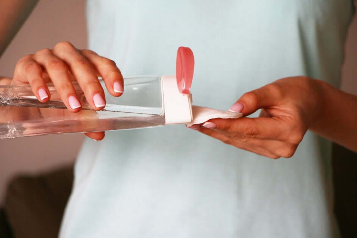 Iemand doet micellaire water op een watje