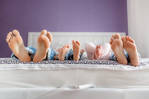 Ouders en kinderen in bed