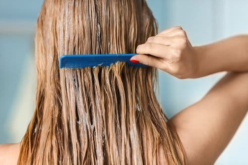 Een vrouw kamt haar haren