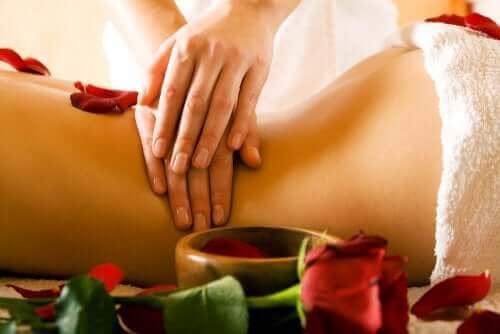 Massage en bloemblaadjes