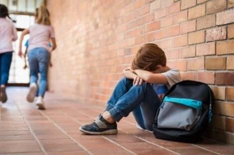 Jongetje huilt op school