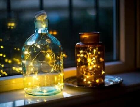 Lampen van glazen flessen bij een raam