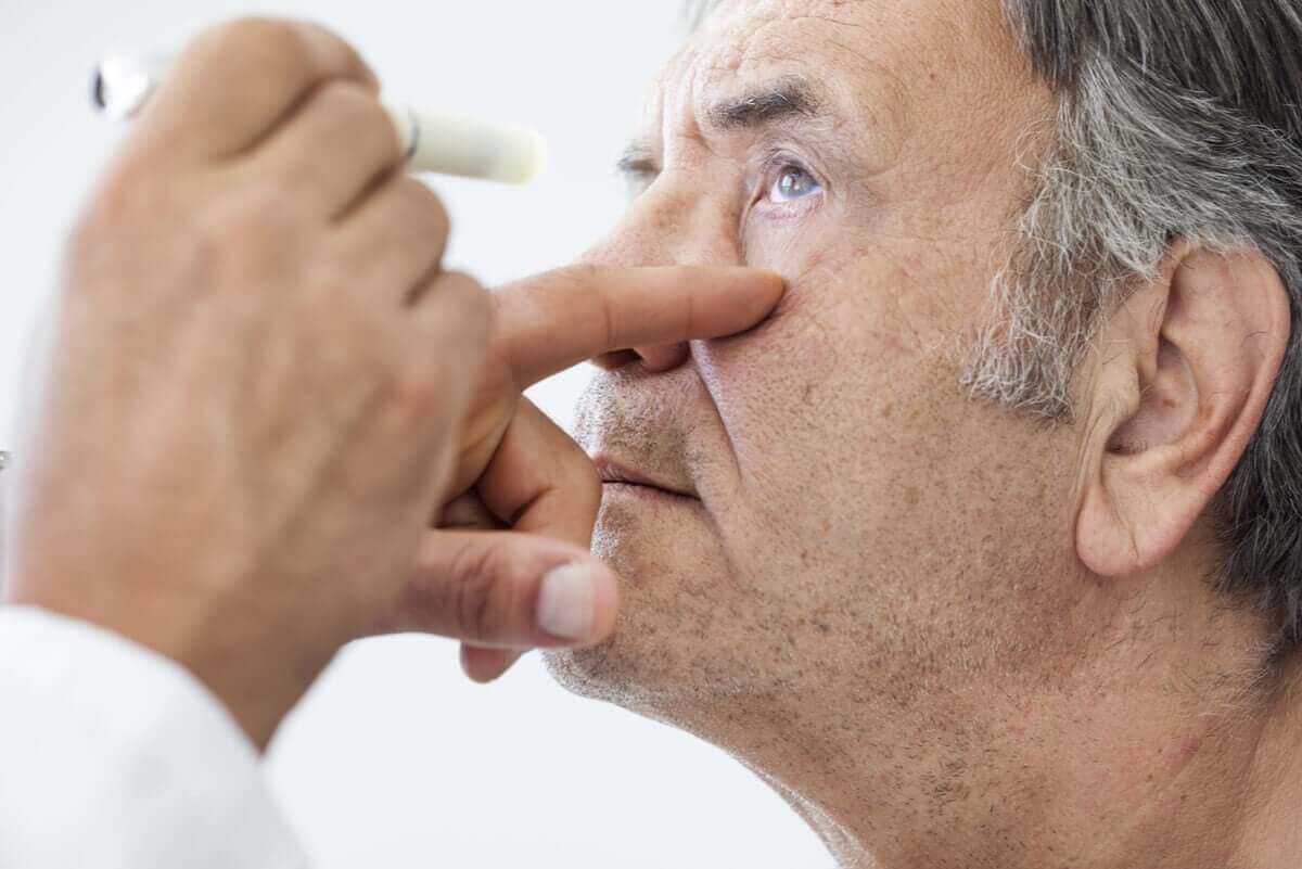 Arts bekijkt oog