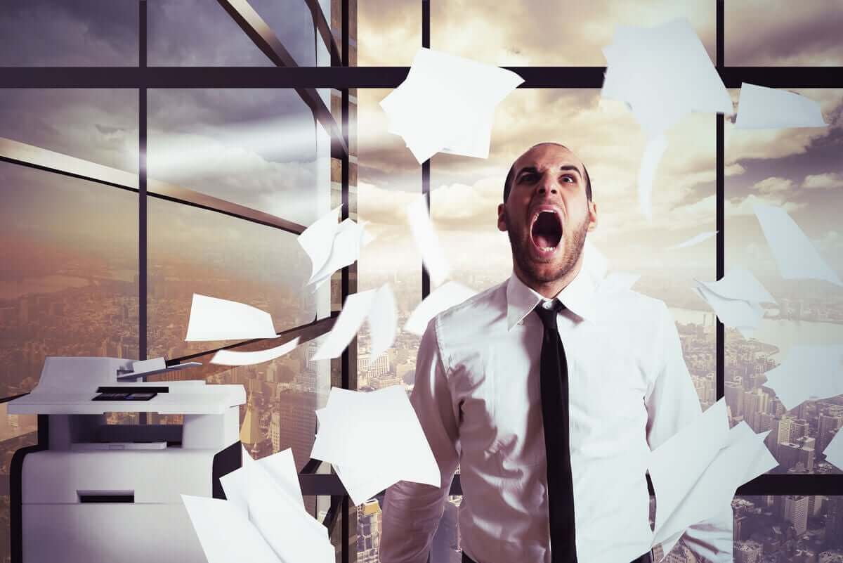 Man met veel stress op het werk