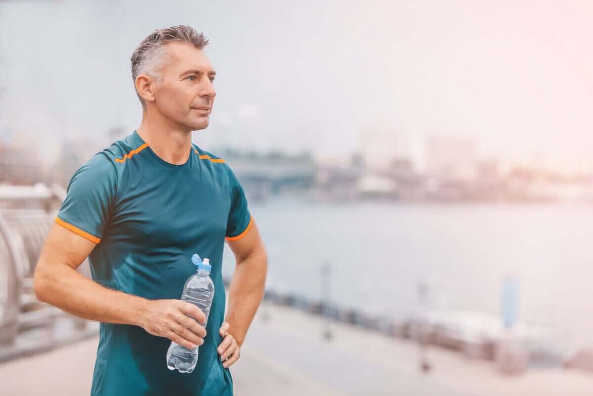 Man drinkt water na het sporten