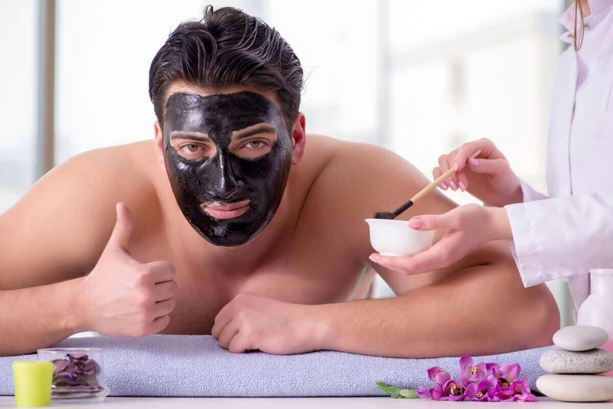 Man heeft een zwart gezichtsmasker op