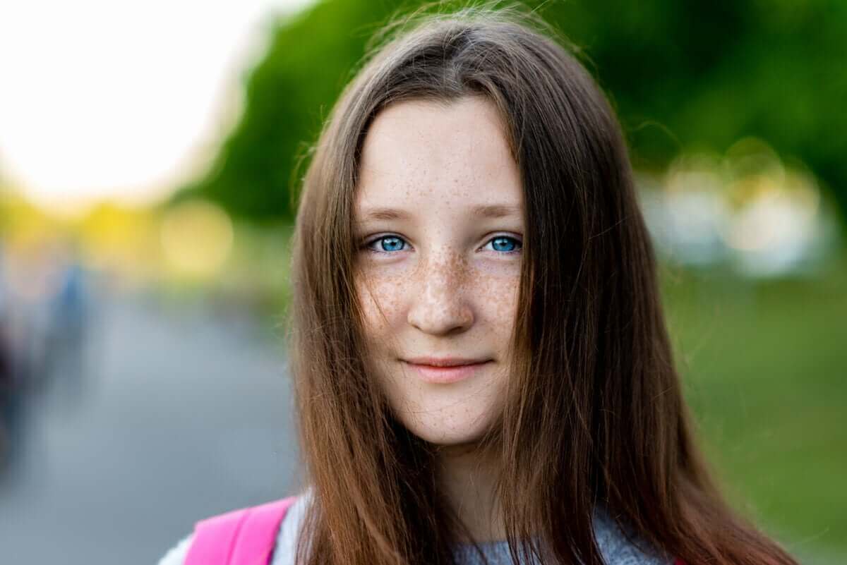 Tiener met felblauwe ogen