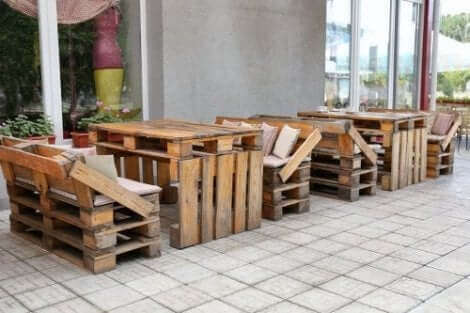 Milieuvriendelijk decoreren en meubels gemaakt van gerecyclede pallets
