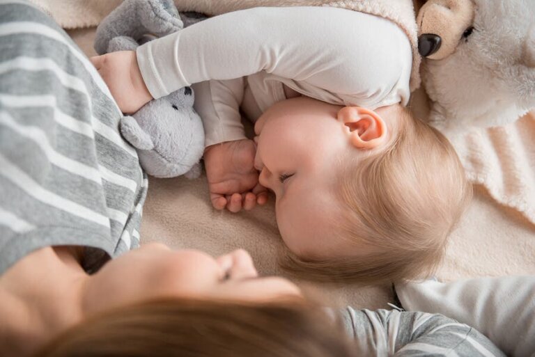 Is het goed voor kinderen om samen met hun moeder te slapen?