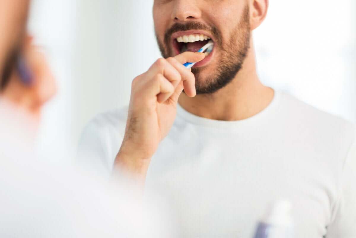 Man die zijn tanden poetst