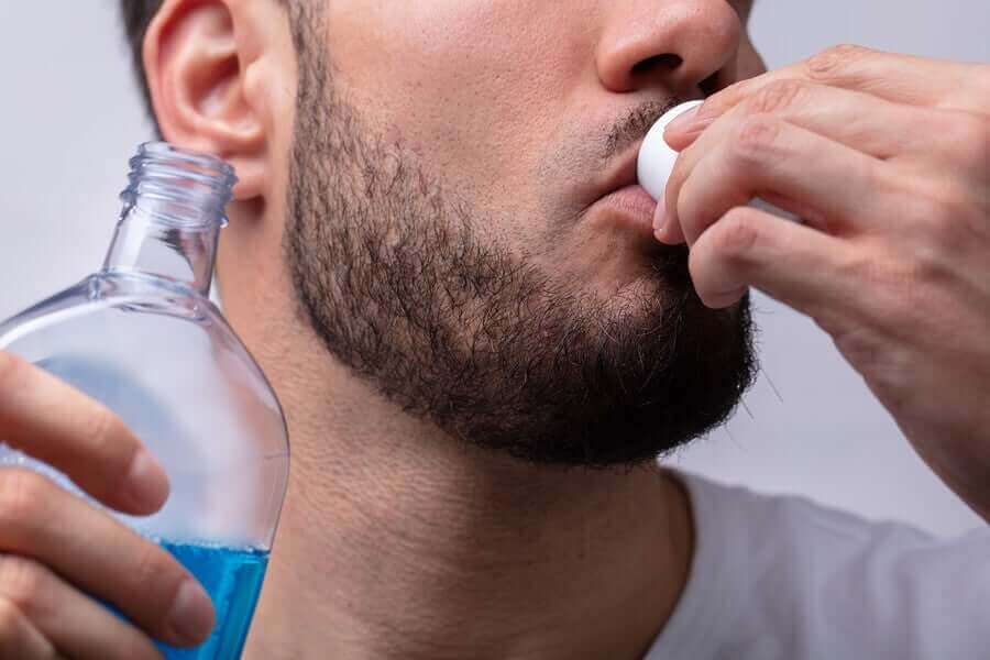 Man gebruikt mondwater