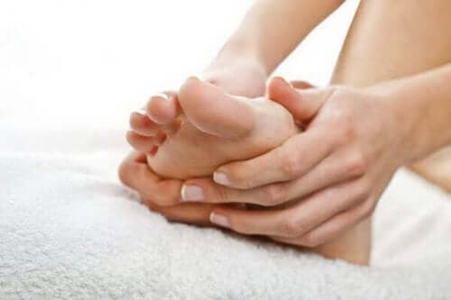 Gezwollen voeten tijdens de zwangerschap verminderen