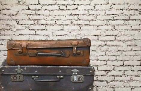 Oude koffers voor een bakstenen muur