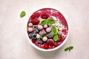 Smoothie met bosbessen en kersen vol antioxidanten