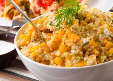 Salade met quinoa met mais en bieslook