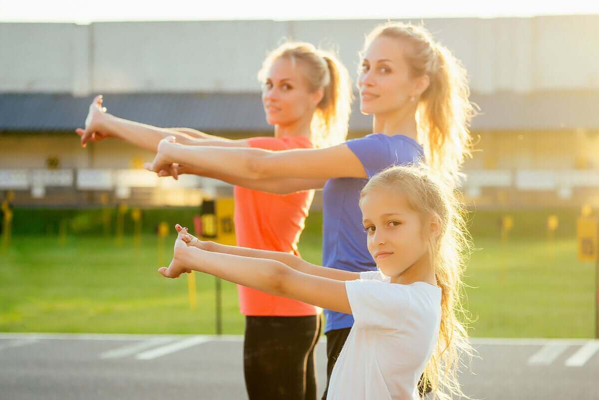 Vrouwen en meisje doen warming up
