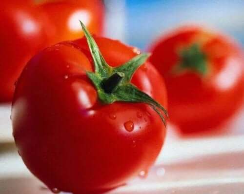 Tomaten om donkere vlekken lichter te maken
