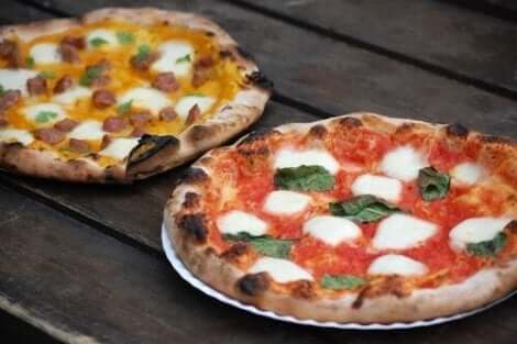 Twee pizza's in Napolitaanse stijl op borden