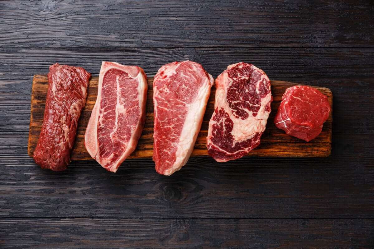 Rood vlees op een plank