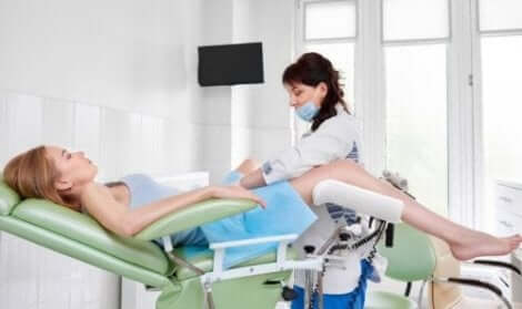 Vrouw bij de gynaecoloog voor grote vleesbomen