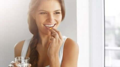 Vrouw die foliumzuursupplement gebruikt tijdens de zwangerschap