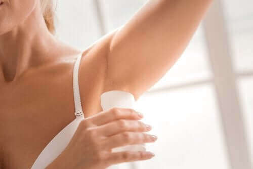 Vrouw doet deodorant op