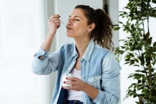 Vrouw met een bakje yoghurt