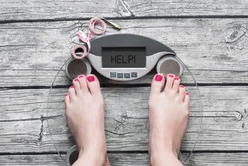 Weegschaal met het woord help