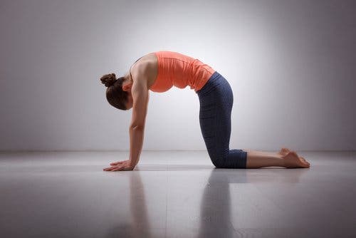 Vrouw doet een yoga stretch