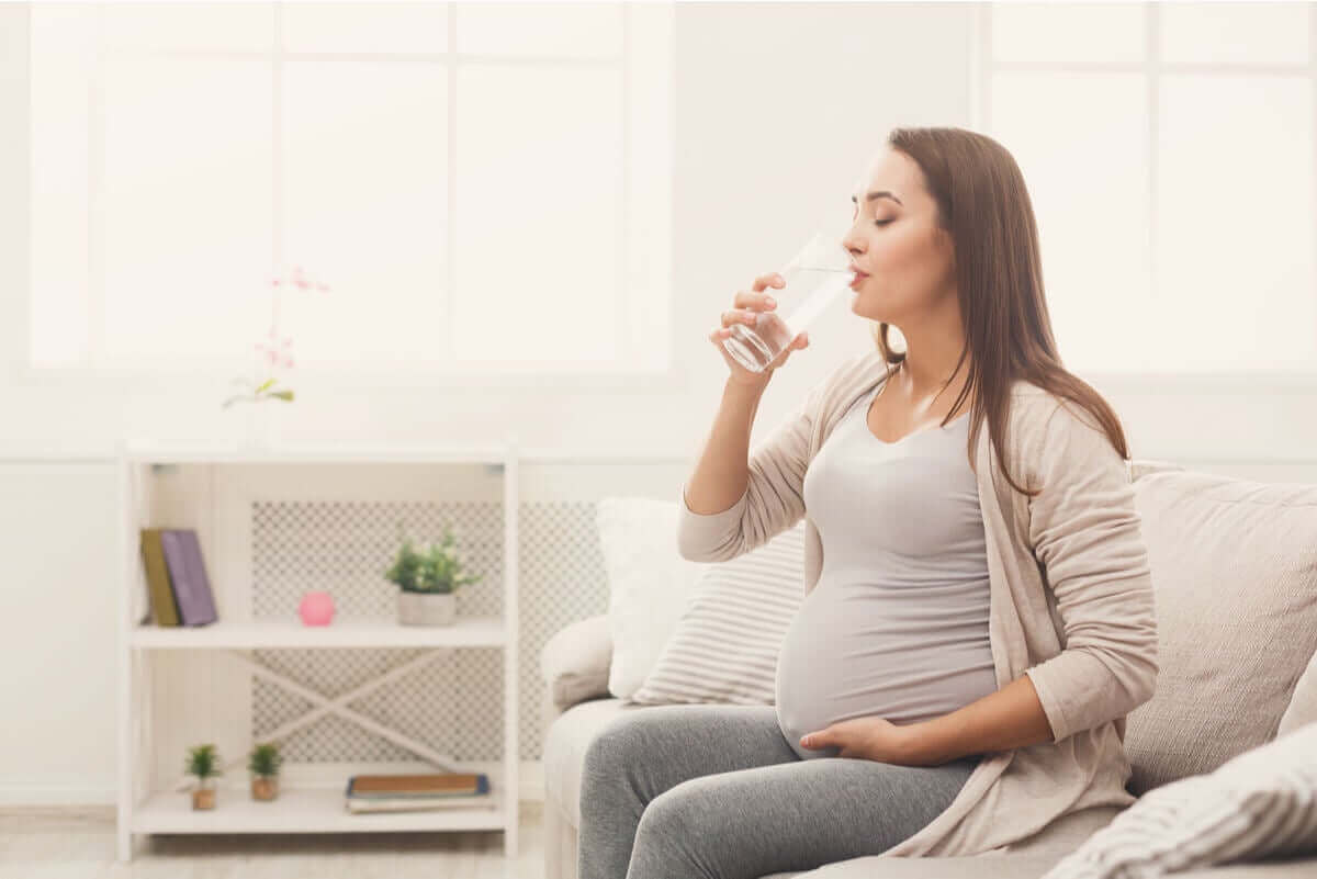 Zwangere vrouw drinkt water
