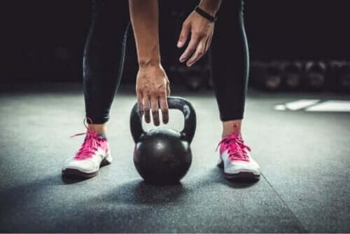 Oefeningen met een kettlebell voor mensen met scoliose