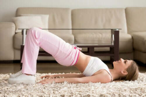 Oefeningen voor mensen met scoliose zoals de pelvis lift