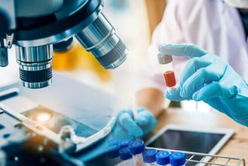 Het humaan immunodeficiëntievirus opsporen met tests