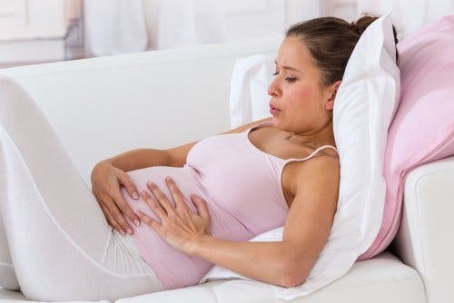 Buikpijn tijdens de zwangerschap kan veroorzaakt worden door proefweeën
